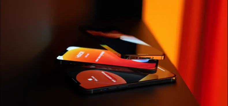 Trois smartphones premium affichant des apps mobiles